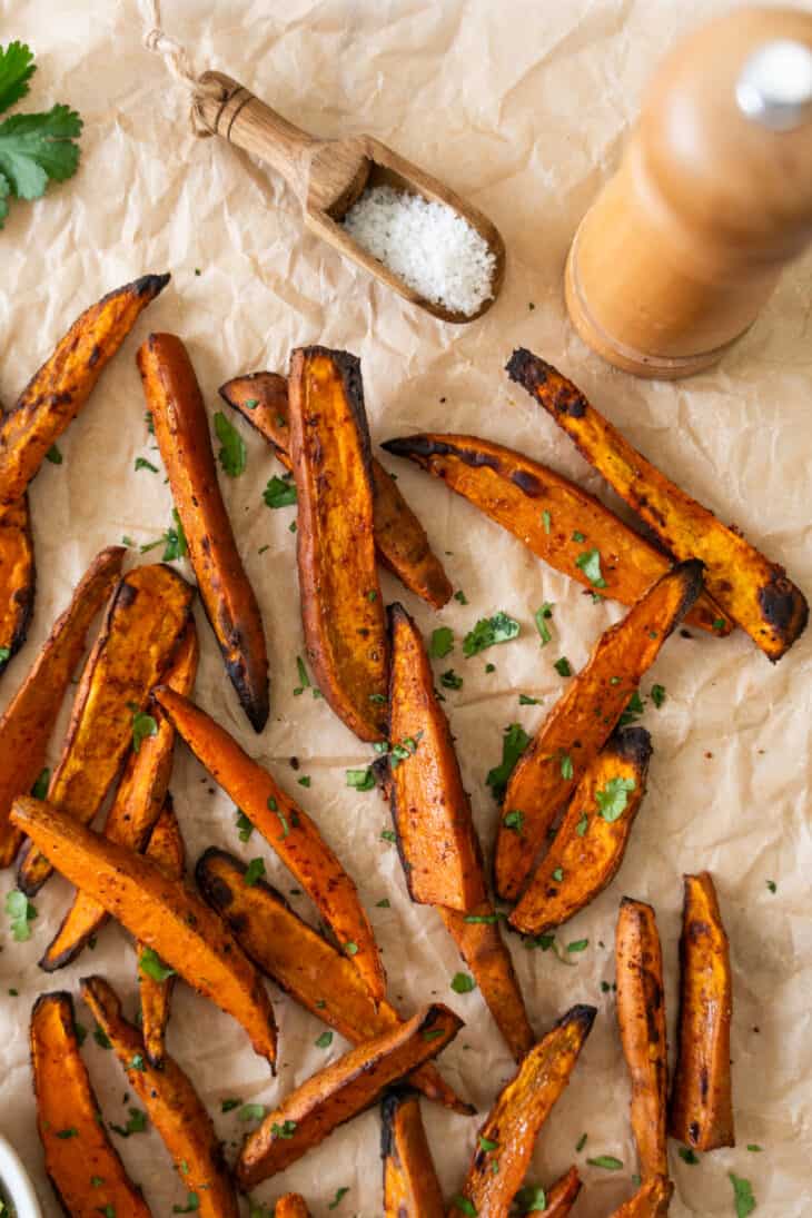 Les frites de patates douces, c'est carrément addictif ! On les aime croustillantes, en accompagnement ou en snack, avec un dip à l'avocat.