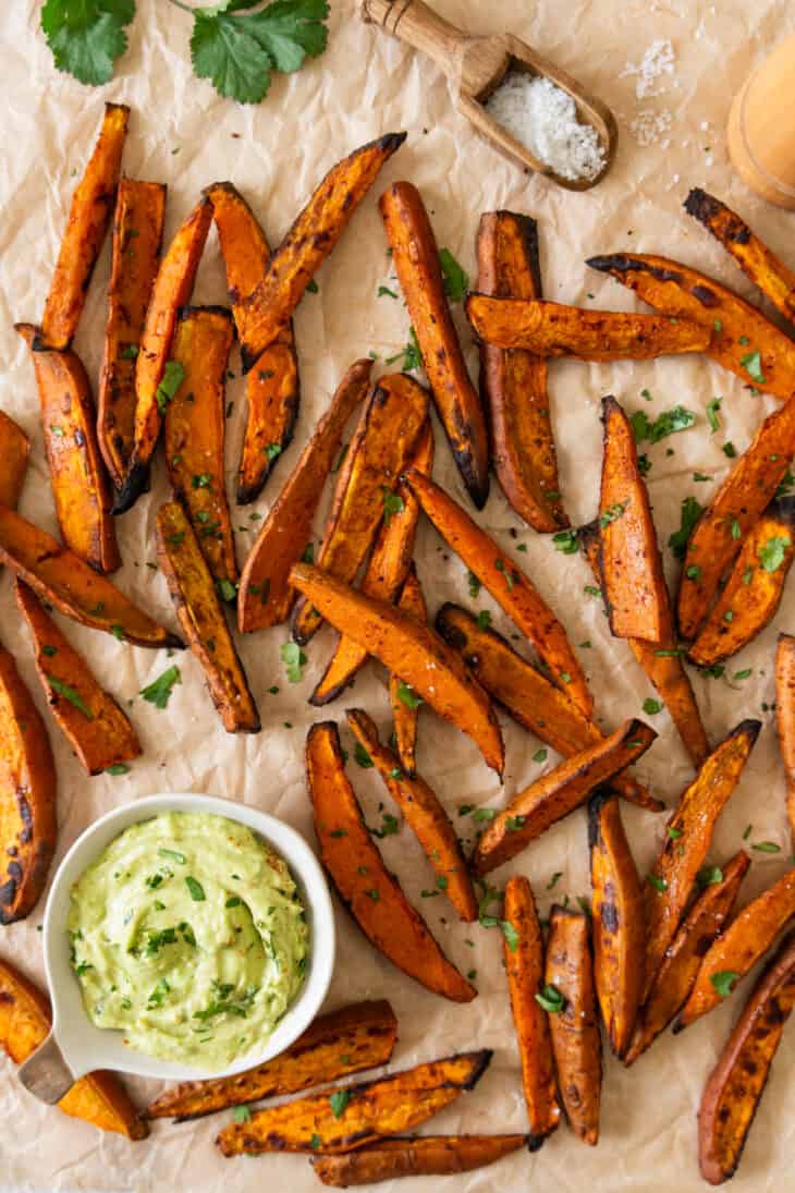 Les frites de patates douces, c'est carrément addictif ! On les aime croustillantes, en accompagnement ou en snack, avec un dip à l'avocat.