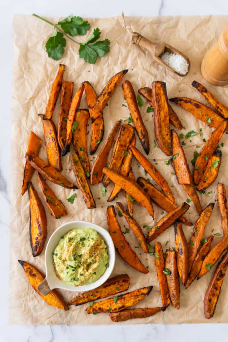 Les frites de patates douces, c'est carrément addictif ! On les aime croustillantes, en accompagnement ou en snack, avec un dip à l'avocat.