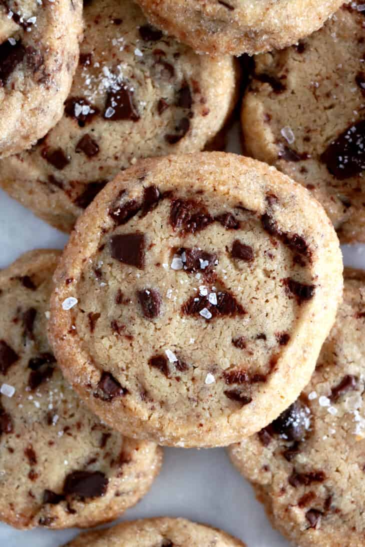 Les shortbread cookies aux pépites de chocolat, ce sont des biscuits riches en beurre, légèrement friables et garnis de morceaux de chocolat.