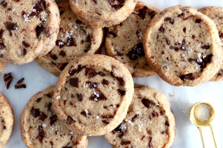 Les shortbread cookies aux pépites de chocolat, ce sont des biscuits riches en beurre, légèrement friables et garnis de morceaux de chocolat.