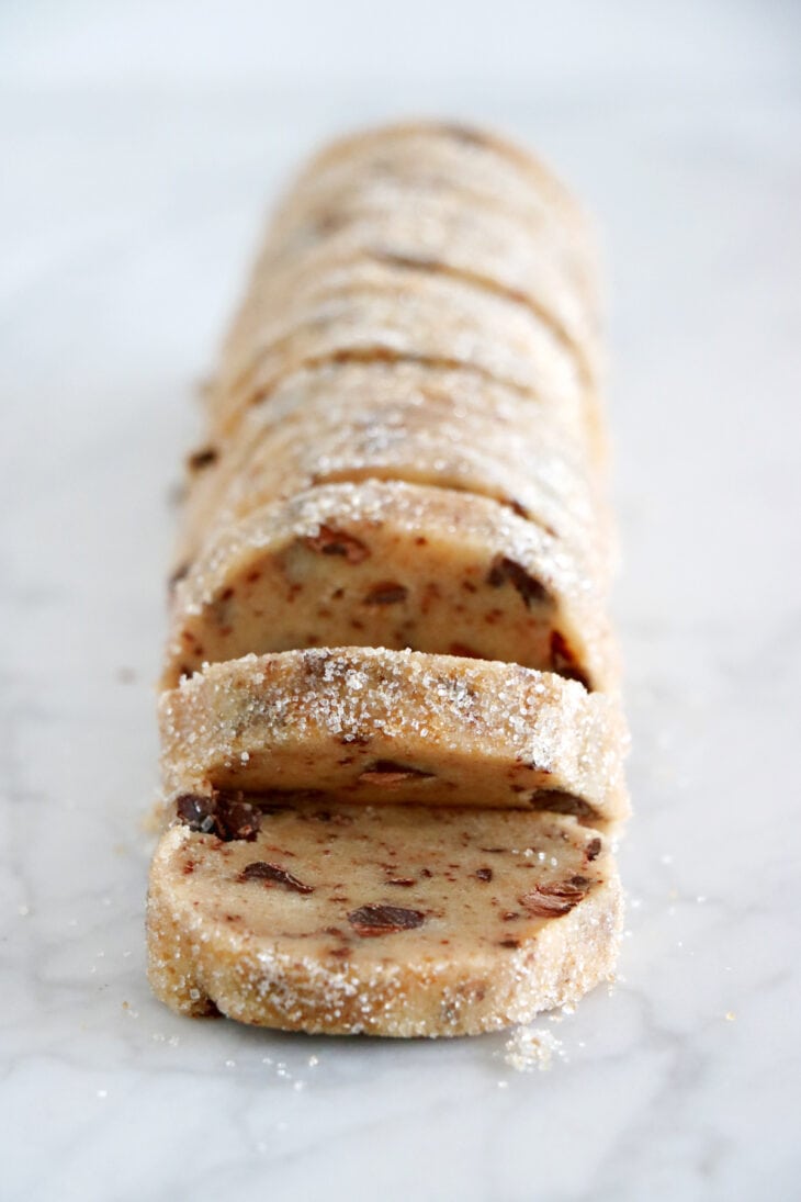 Les shortbread cookies aux pépites de chocolat, ce sont des biscuits riches en beurre, légèrement friables et garnis de morceaux de chocolat.