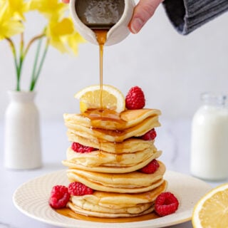 Légers, aériens et très moelleux, ces pancakes à la ricotta et au citron apportent douceur et réconfort dès le petit déjeuner.