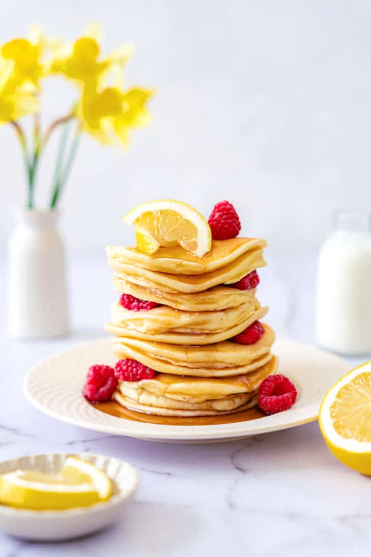 Légers, aériens et très moelleux, ces pancakes à la ricotta et au citron apportent douceur et réconfort dès le petit déjeuner.