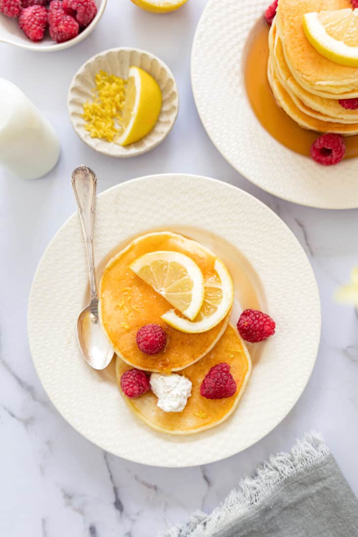 Légers, aériens et très moelleux, ces pancakes à la ricotta et au citron apportent douceur et réconfort dès le petit déjeuner.