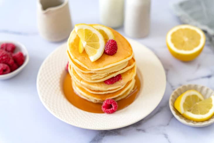 Légers, aériens et très moelleux, ces pancakes à la ricotta et au citron apportent douceur et réconfort dès le petit déjeuner.