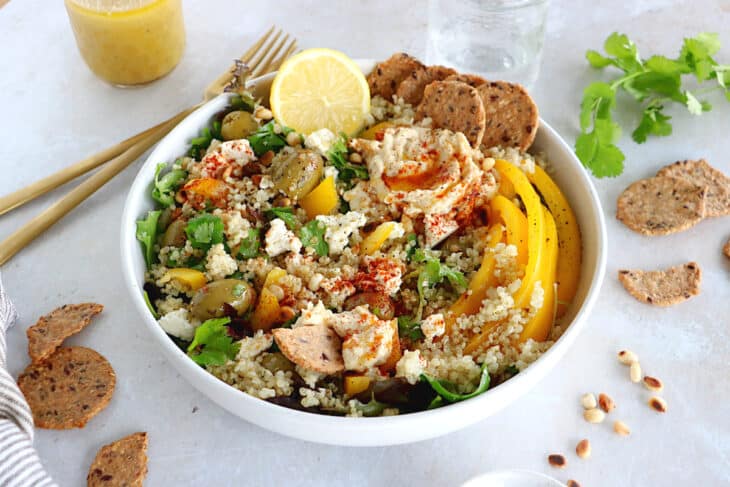 Cette salade de quinoa méditerranéenne est absolument simplissime. Végétarienne et naturellement sans gluten, elle est riche en crudités.