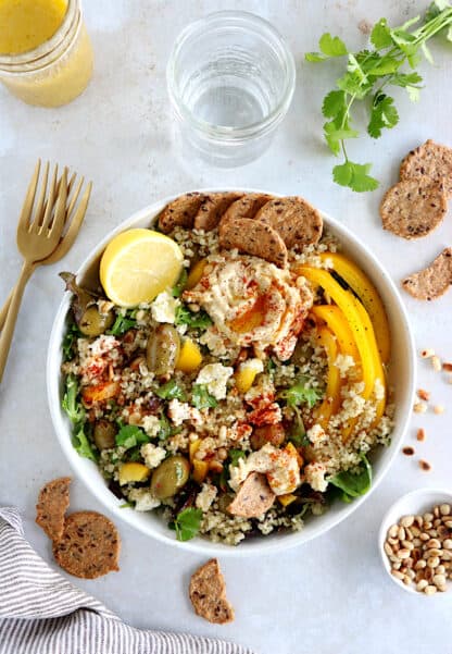 Cette salade de quinoa méditerranéenne est absolument simplissime. Végétarienne et naturellement sans gluten, elle est riche en crudités.