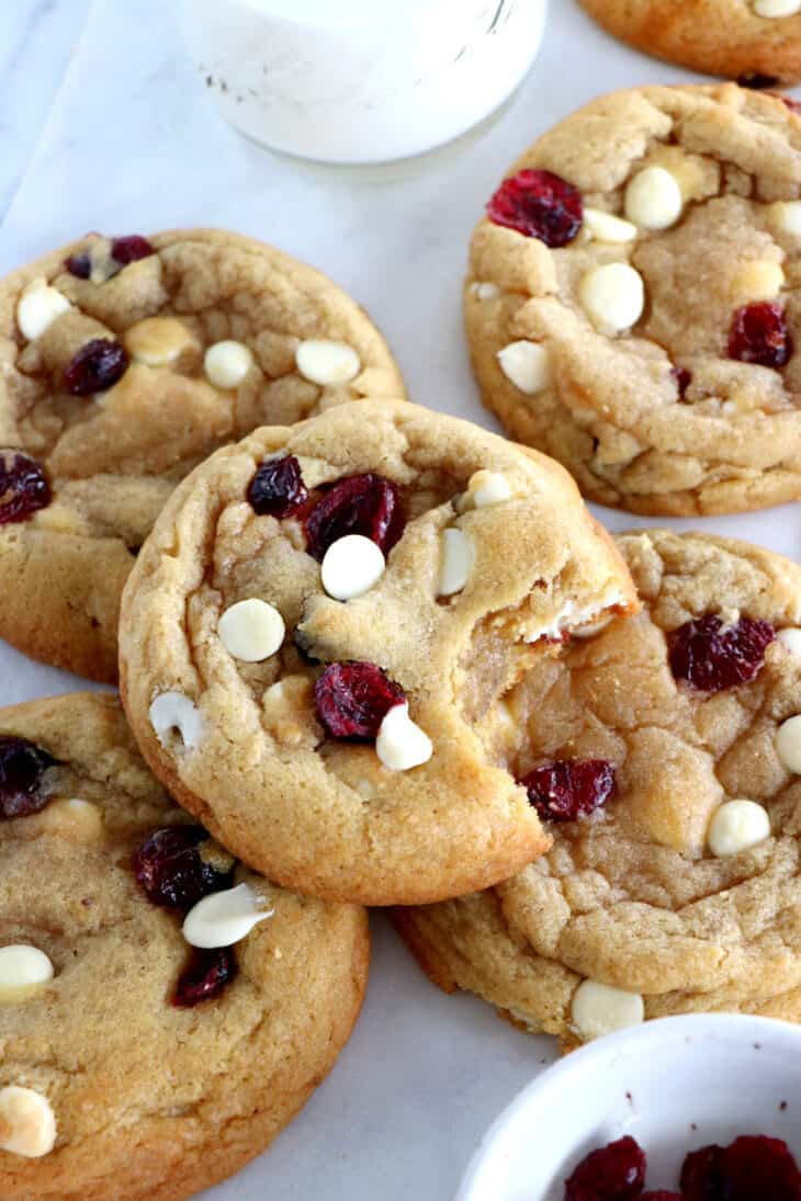 Souples et fudgy, ces cookies au chocolat blanc et aux cranberries allient douceur et saveurs acidulées à merveille. Une recette à conserver.