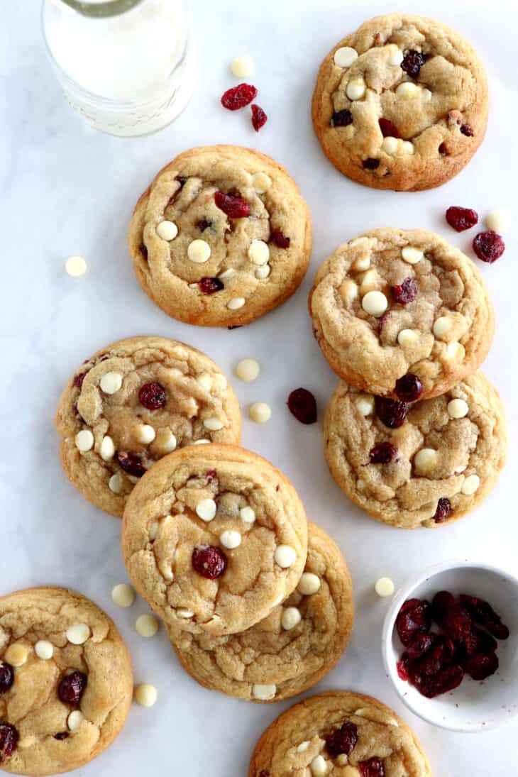 Souples et fudgy, ces cookies au chocolat blanc et aux cranberries allient douceur et saveurs acidulées à merveille. Une recette à conserver.