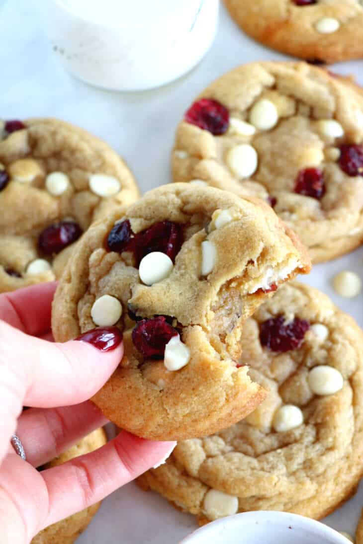 Souples et fudgy, ces cookies au chocolat blanc et aux cranberries allient douceur et saveurs acidulées à merveille. Une recette à conserver.