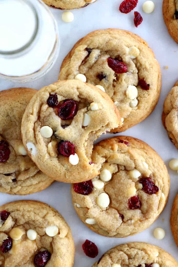 Souples et fudgy, ces cookies au chocolat blanc et aux cranberries allient douceur et saveurs acidulées à merveille. Une recette à conserver.