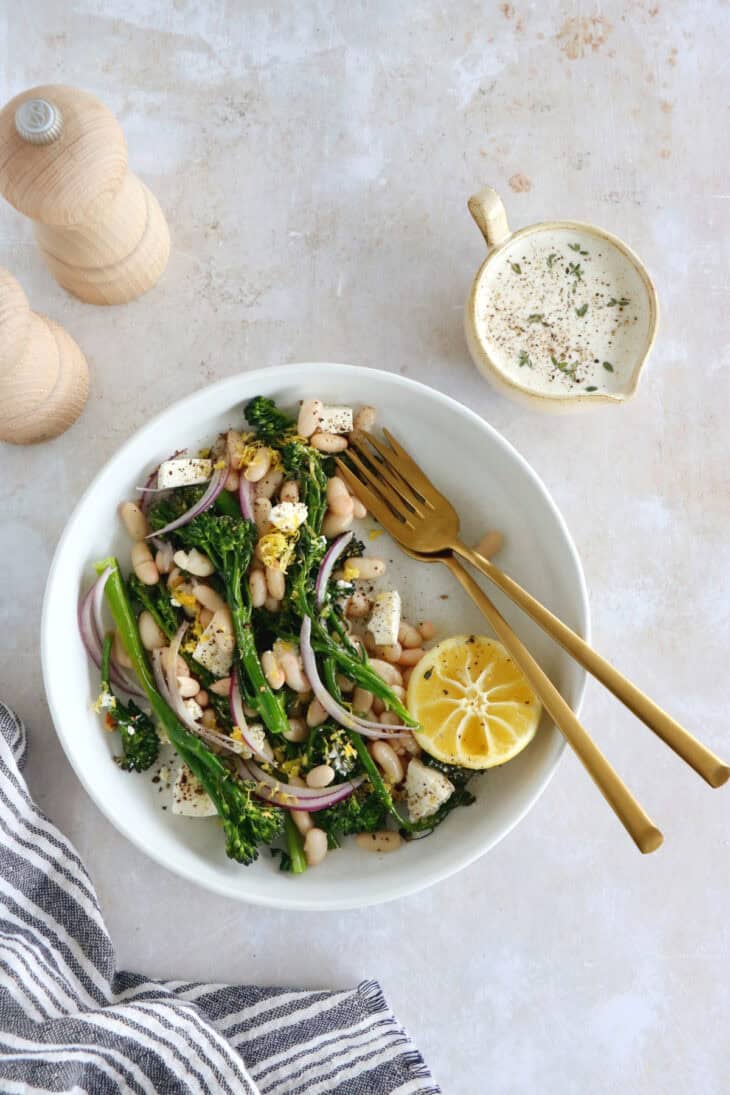 Retrouvez dans cette salade de broccolini, haricots blancs et feta des saveurs simples et authentiques.