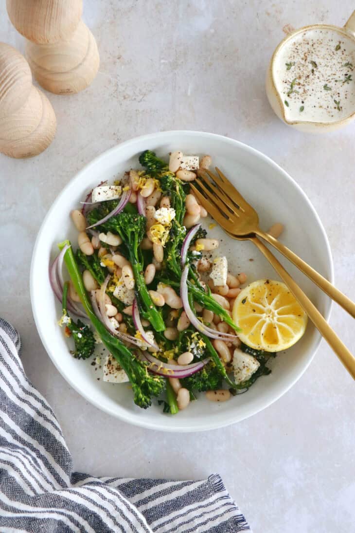 Retrouvez dans cette salade de broccolini, haricots blancs et feta des saveurs simples et authentiques.