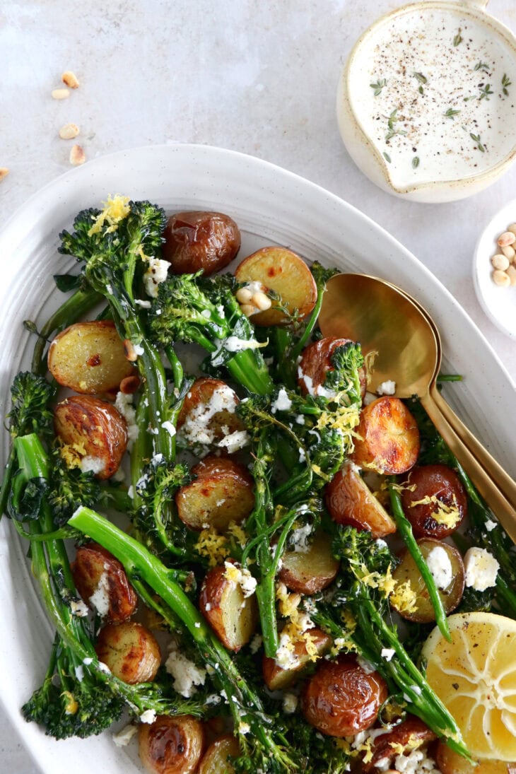 Ce plat de broccolini et pommes de terre rôtis au citron servi avec une sauce au yaourt et à la feta est un accompagnement d'exception.