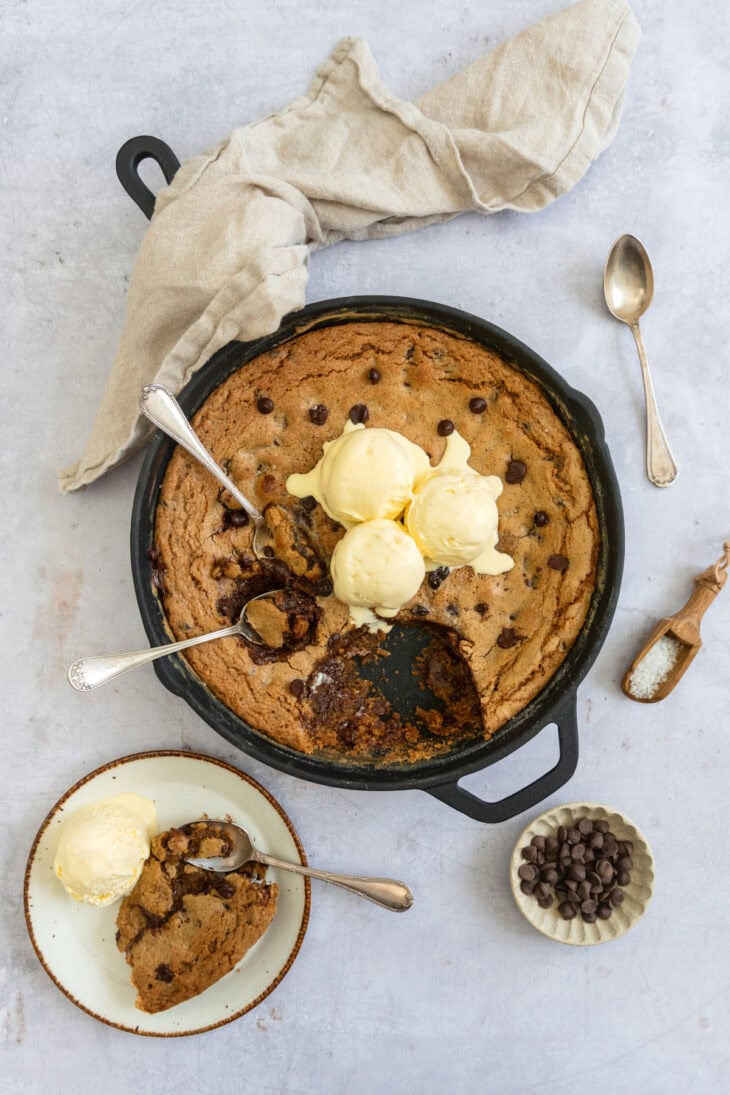 Le cookie géant à la poêle, c'est comme un cookie aux pépites de chocolat, mais en format familial et à partager.