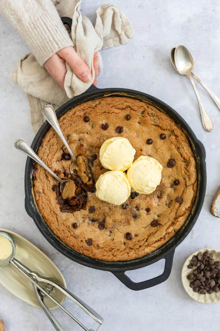 Le cookie géant à la poêle, c'est comme un cookie aux pépites de chocolat, mais en format familial et à partager.