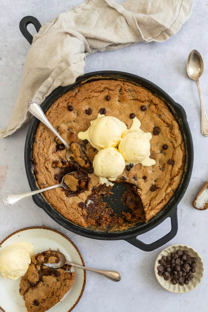 Le cookie géant à la poêle, c'est comme un cookie aux pépites de chocolat, mais en format familial et à partager.