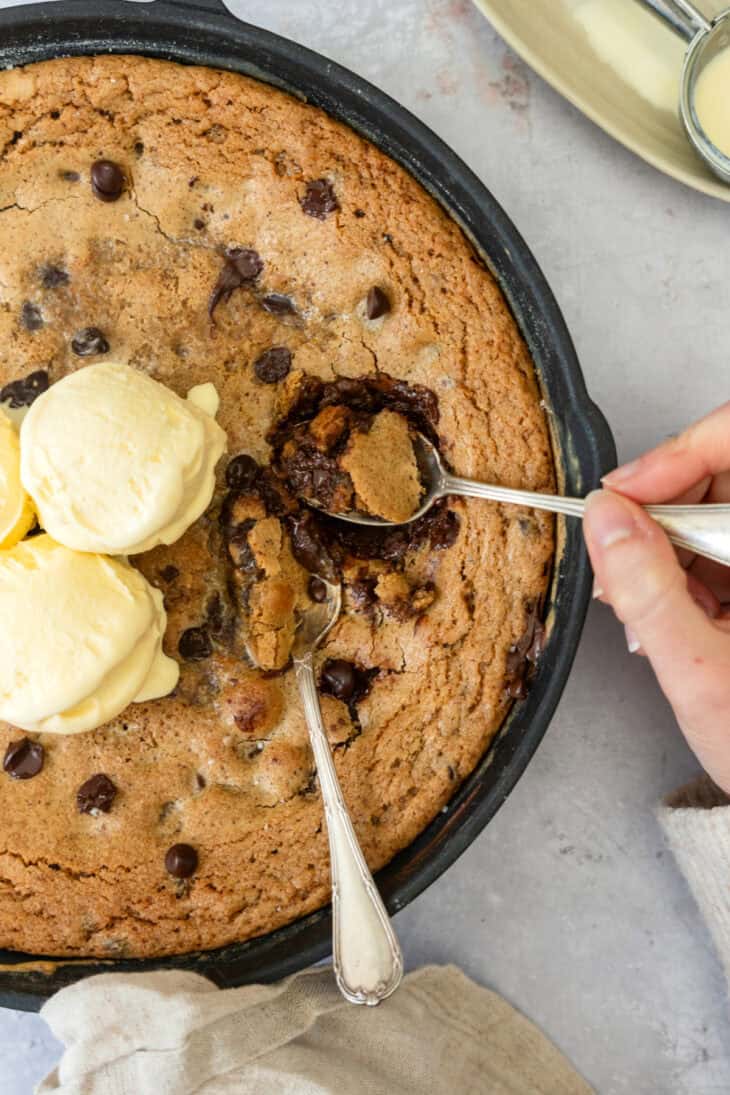 Le cookie géant à la poêle, c'est comme un cookie aux pépites de chocolat, mais en format familial et à partager.