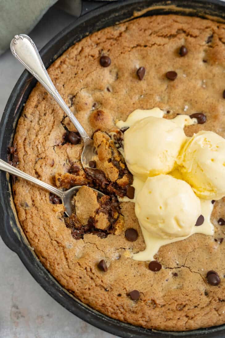 Le cookie géant à la poêle, c'est comme un cookie aux pépites de chocolat, mais en format familial et à partager.