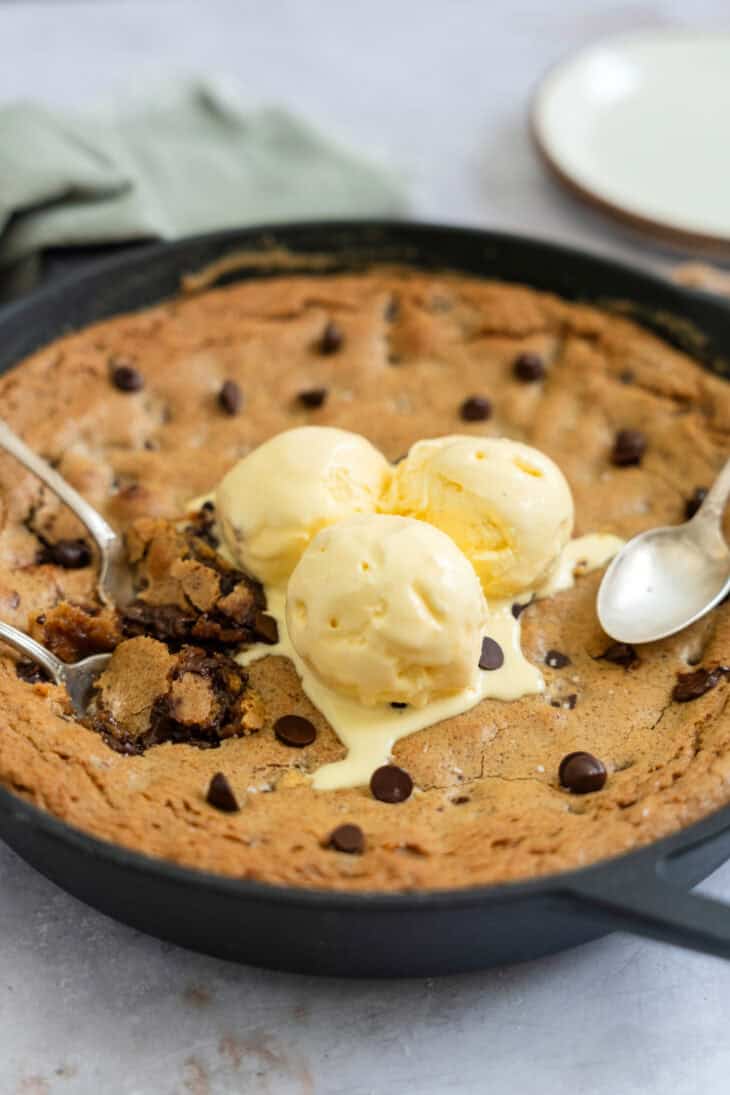 Le cookie géant à la poêle, c'est comme un cookie aux pépites de chocolat, mais en format familial et à partager.