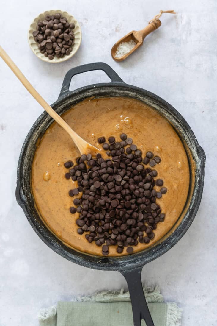 Le cookie géant à la poêle, c'est comme un cookie aux pépites de chocolat, mais en format familial et à partager.