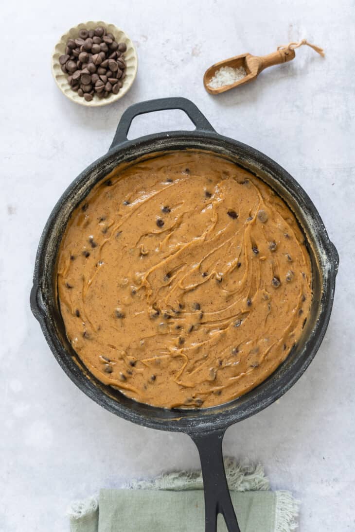 Le cookie géant à la poêle, c'est comme un cookie aux pépites de chocolat, mais en format familial et à partager.