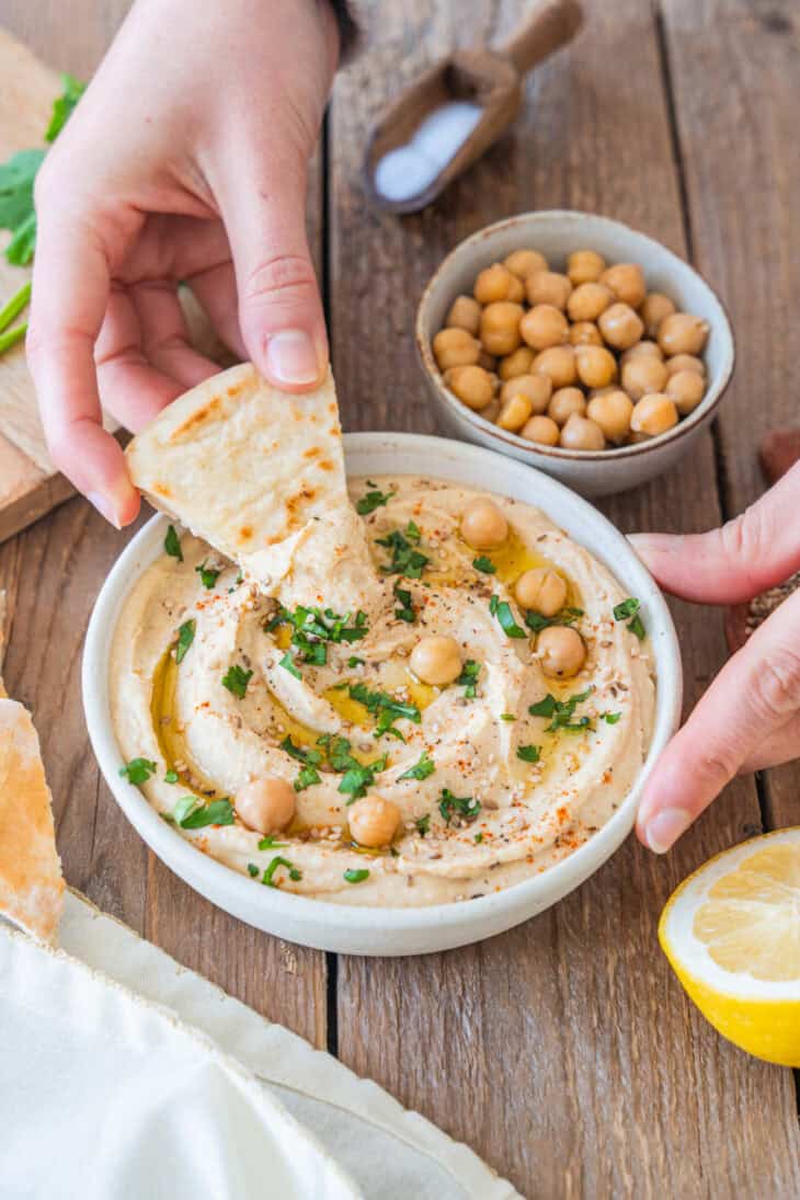 L'houmous à l'ail rôti est crémeux à souhait avec des saveurs douces et légèrement fumées. Un dip qui plait à tous.