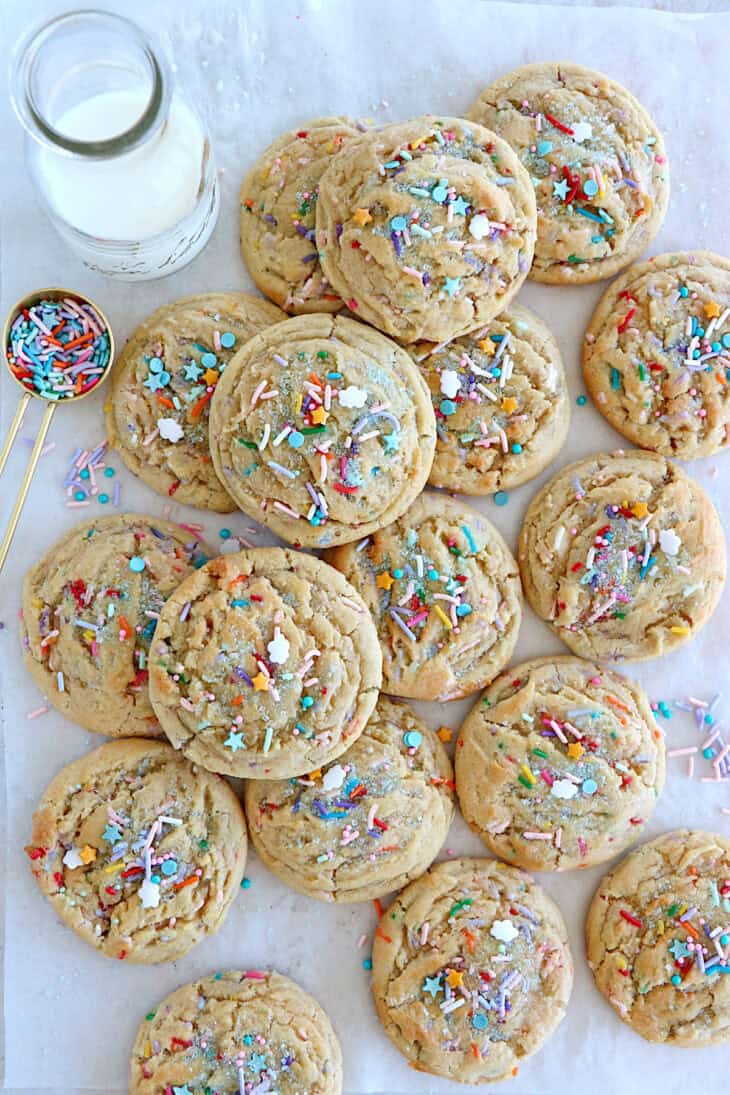 Les cookies confettis sont des cookies festifs, à la fois "chewy", légèrement croquants, et garnis de vermicelles arc-en-ciel.