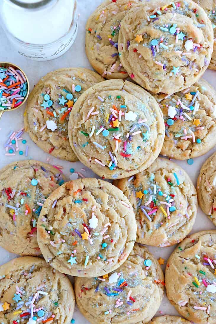 Les cookies confettis sont des cookies festifs, à la fois "chewy", légèrement croquants, et garnis de vermicelles arc-en-ciel.