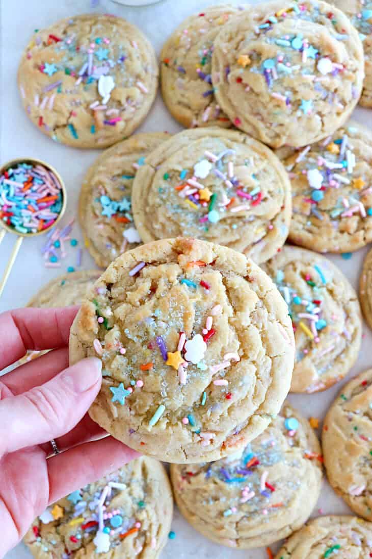 Les cookies confettis sont des cookies festifs, à la fois "chewy", légèrement croquants, et garnis de vermicelles arc-en-ciel.