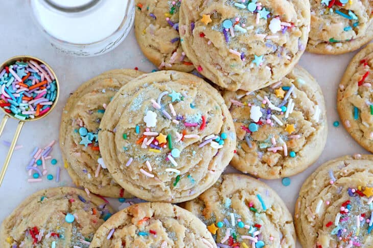 Les cookies confettis sont des cookies festifs, à la fois "chewy", légèrement croquants, et garnis de vermicelles arc-en-ciel.