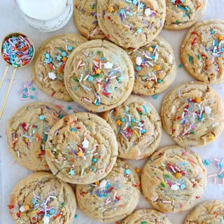 Les cookies confettis sont des cookies festifs, à la fois "chewy", légèrement croquants, et garnis de vermicelles arc-en-ciel.