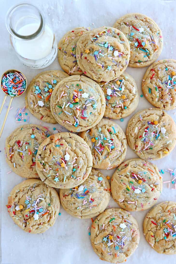 Les cookies confettis sont des cookies festifs, à la fois "chewy", légèrement croquants, et garnis de vermicelles arc-en-ciel.