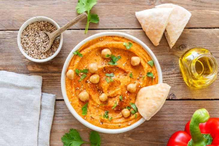 Le houmous aux poivrons grillés est une tartinade aux saveurs douces et fumées, idéale pour l'apéritif avec du pain pita ou des crackers.