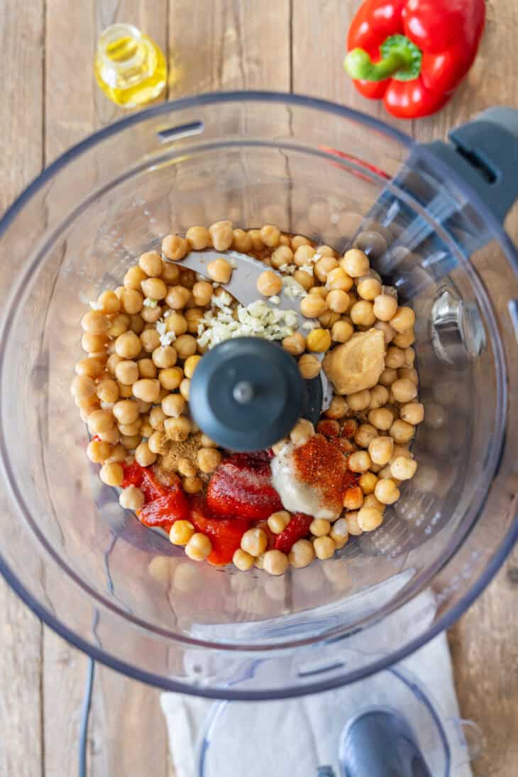 Le houmous aux poivrons grillés est une tartinade aux saveurs douces et fumées, idéale pour l'apéritif avec du pain pita ou des crackers.