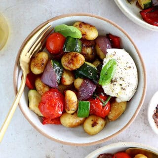 Les gnocchis aux légumes du soleil et à la burrata, c'est un plat végétarien tout simple et rempli de saveurs. Prêt en 30 minutes, c'est un classique à garder sous la main.