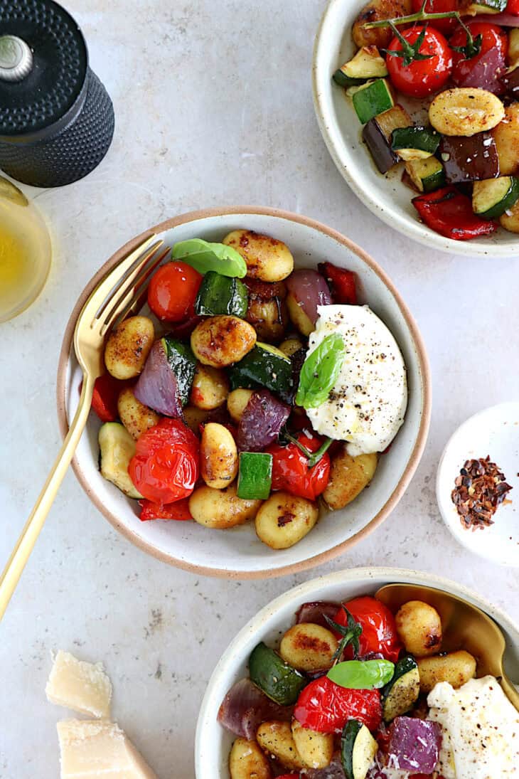 Les gnocchis aux légumes du soleil et à la burrata, c'est un plat végétarien tout simple et rempli de saveurs. Prêt en 30 minutes, c'est un classique à garder sous la main.