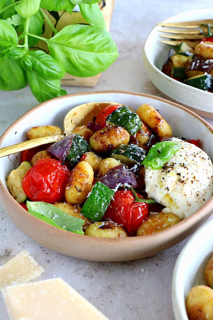 Les gnocchis aux légumes du soleil et à la burrata, c'est un plat végétarien tout simple et rempli de saveurs. Prêt en 30 minutes, c'est un classique à garder sous la main.