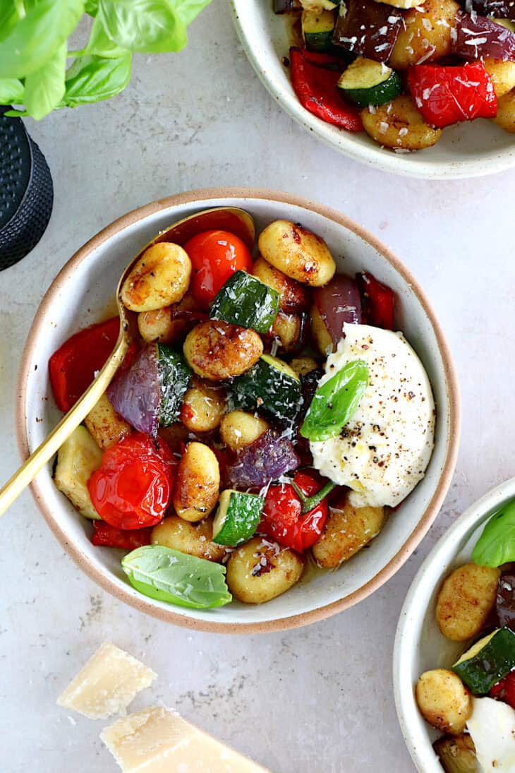 Les gnocchis aux légumes du soleil et à la burrata, c'est un plat végétarien tout simple et rempli de saveurs. Prêt en 30 minutes, c'est un classique à garder sous la main.