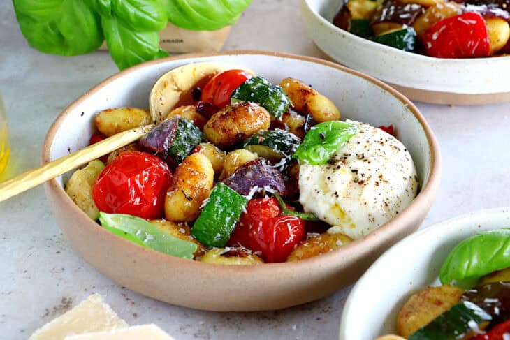 Les gnocchis aux légumes du soleil et à la burrata, c'est un plat végétarien tout simple et rempli de saveurs. Prêt en 30 minutes, c'est un classique à garder sous la main.