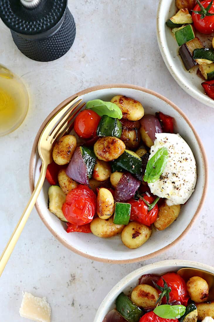 Les gnocchis aux légumes du soleil et à la burrata, c'est un plat végétarien tout simple et rempli de saveurs. Prêt en 30 minutes, c'est un classique à garder sous la main.