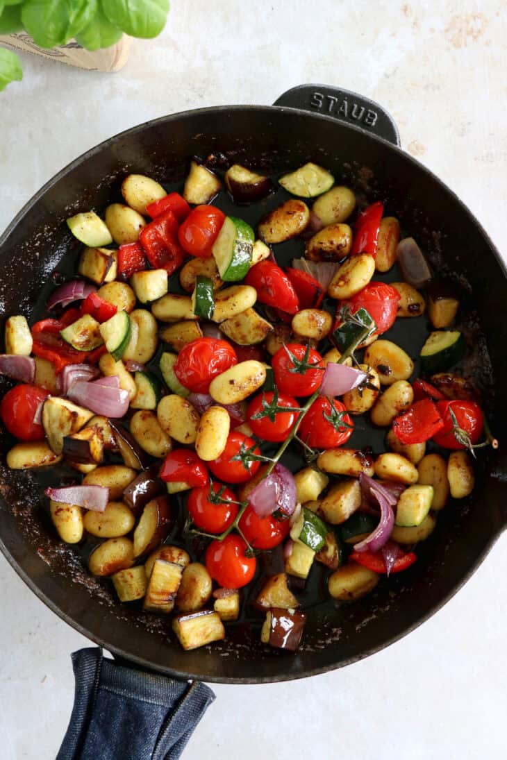 Les gnocchis aux légumes du soleil et à la burrata, c'est un plat végétarien tout simple et rempli de saveurs. Prêt en 30 minutes, c'est un classique à garder sous la main.