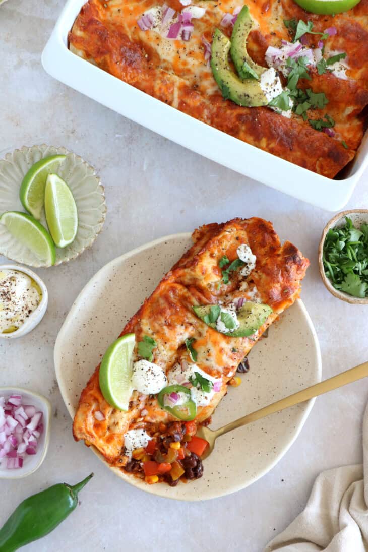 Ces enchiladas végétariennes aux haricots noirs débordent de saveurs mexicaines et constituent un plat savoureux, réconfortant et festif à la fois.