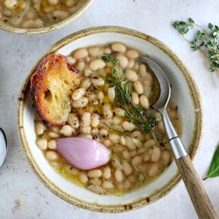 Les haricots blancs façon grand-mère, c'est un plat rustique aux saveurs réconfortantes qui ravive des souvenirs d'enfance.