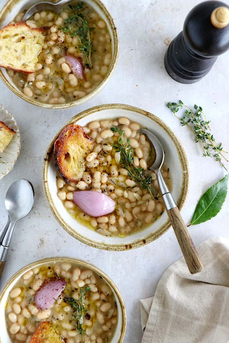 Les haricots blancs façon grand-mère, c'est un plat rustique aux saveurs réconfortantes qui ravive des souvenirs d'enfance.
