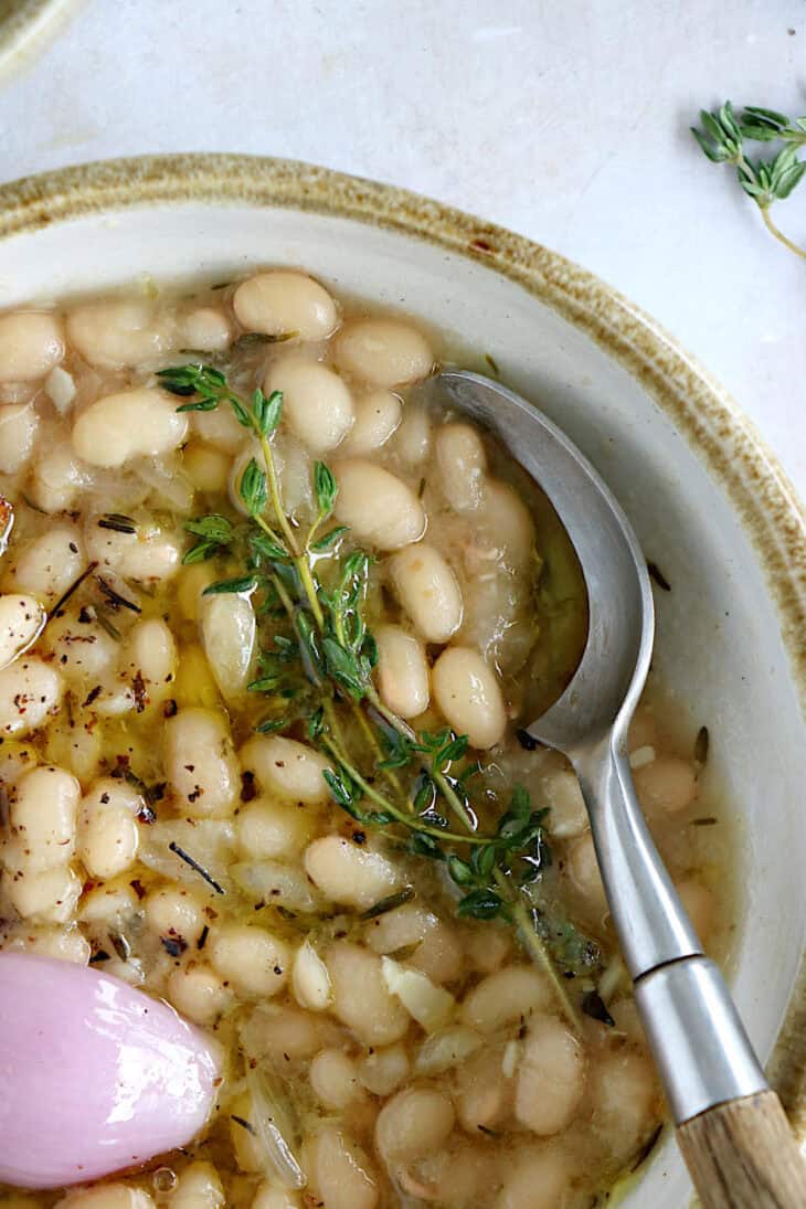 Les haricots blancs façon grand-mère, c'est un plat rustique aux saveurs réconfortantes qui ravive des souvenirs d'enfance.