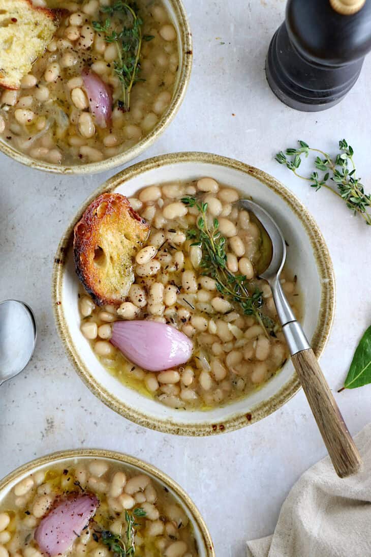 Les haricots blancs façon grand-mère, c'est un plat rustique aux saveurs réconfortantes qui ravive des souvenirs d'enfance.