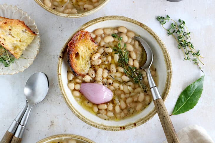 Les haricots blancs façon grand-mère, c'est un plat rustique aux saveurs réconfortantes qui ravive des souvenirs d'enfance.
