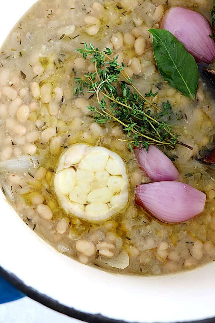 Les haricots blancs façon grand-mère, c'est un plat rustique aux saveurs réconfortantes qui ravive des souvenirs d'enfance.